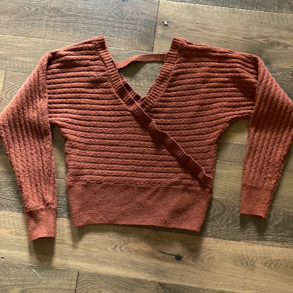 Deep v with accent strap chunky crop sweater